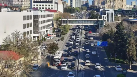 Bakının bir sıra yollarında nəqliyyatın sıxlığı yarandı