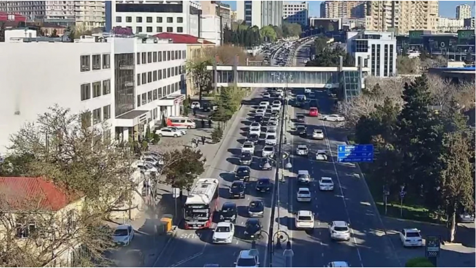 Bakının bir sıra yollarında nəqliyyatın sıxlığı yarandı