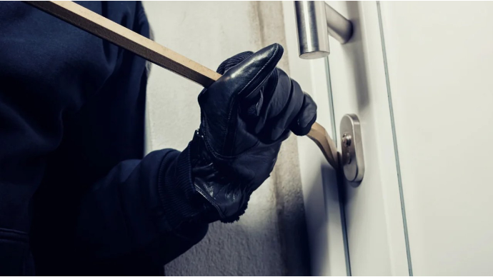 Xəzər rayonunda 20 minlik oğurluq olub