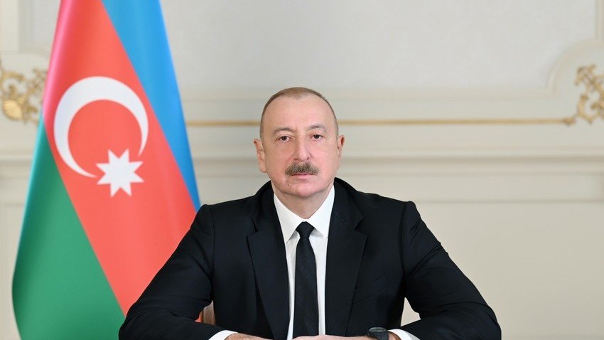 İlham Əliyev paraqvaylı həmkarını təbrik etdi
