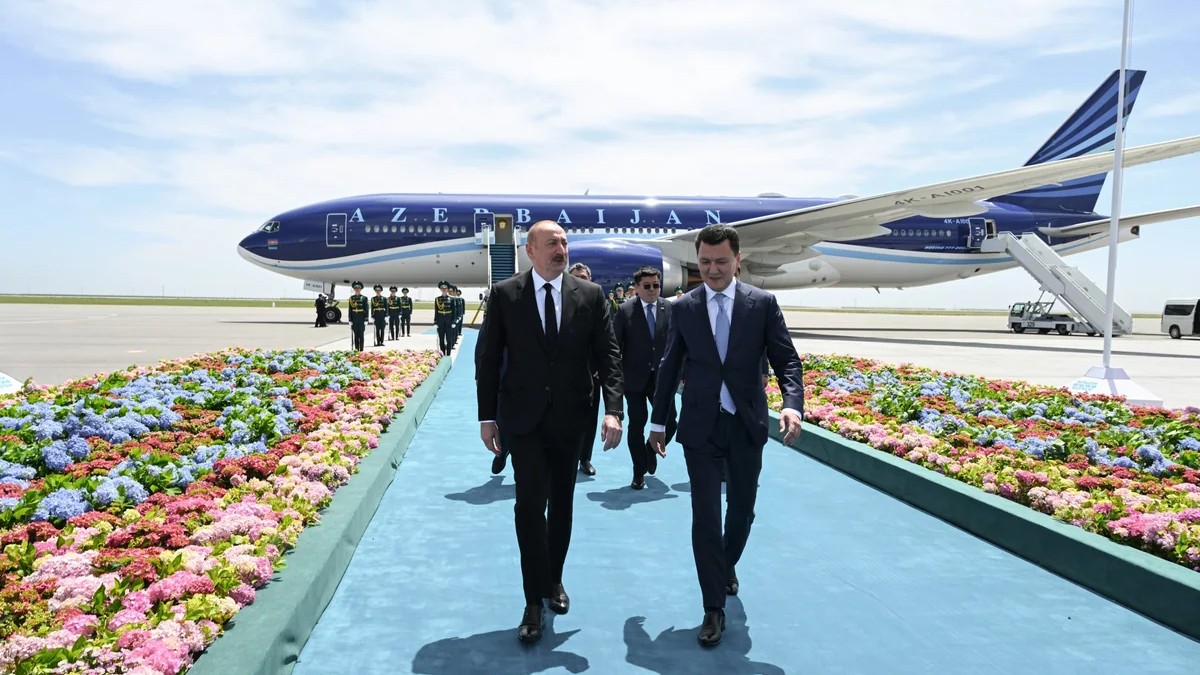 Prezident Qazaxıstana getdi - FOTOLAR