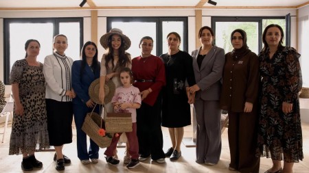Leyla Əliyeva Masallıda həsirçiliklə məşğul olan qadınlarla görüşüb - FOTOLAR
