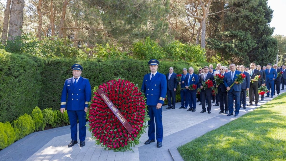 AZAL kollektivi Fəxri xiyabanı ziyarət edib - FOTOLAR