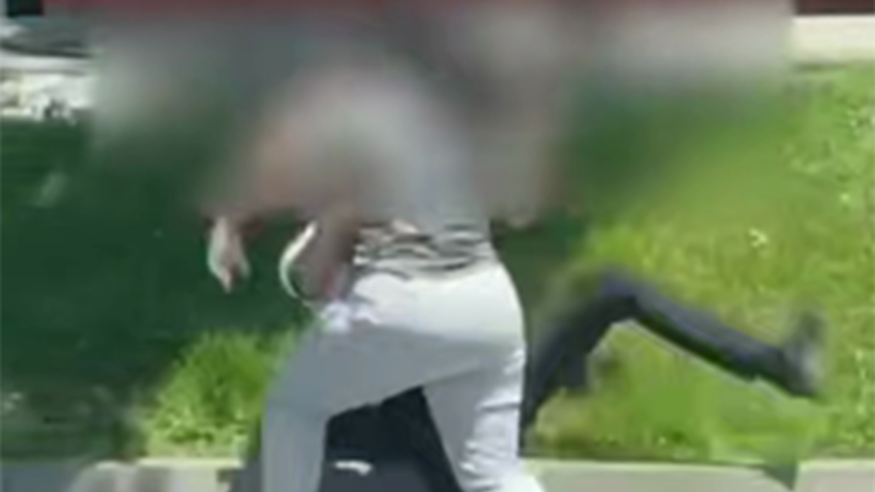Bakıda küçədə qadın kişini döydü - İkisi də saxlanıldı - Video