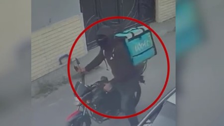 Oğurluqla məşğul olan motosikletçi tutuldu - VİDEO