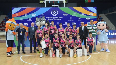 Nazir məktəblilərin basketbol yarışlarını izlədi