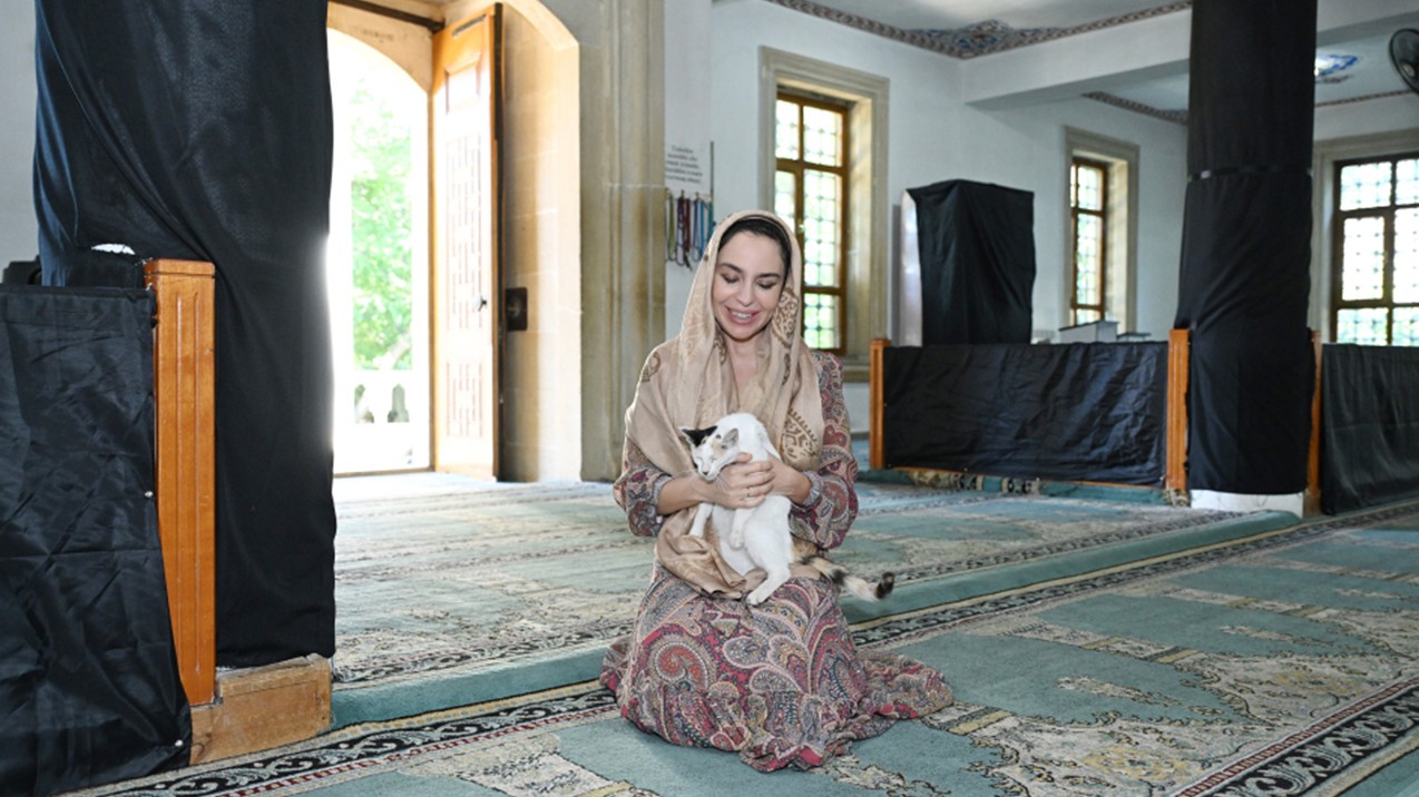 Leyla Əliyeva Yevlaxda Cümə məscidində - FOTOLAR + YENİLƏNİB