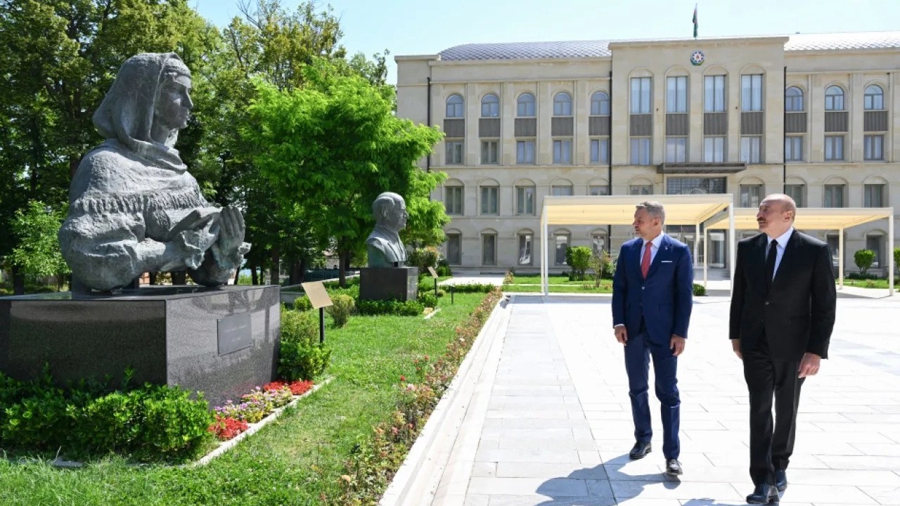 Prezidentlər Şuşada güllələnmiş büstlərə baxıblar - FOTO