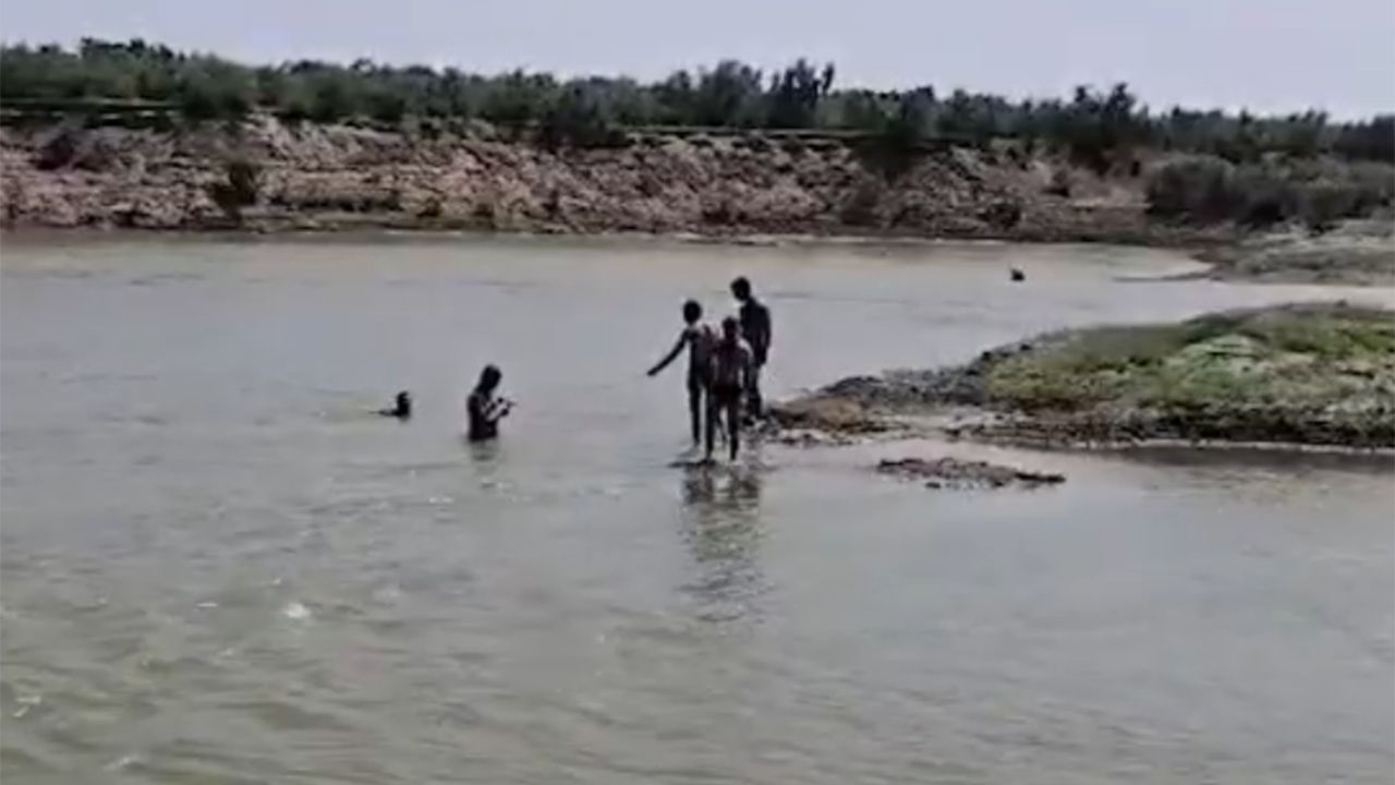 Batmaqda olan gənci belə xilas etdilər - Video