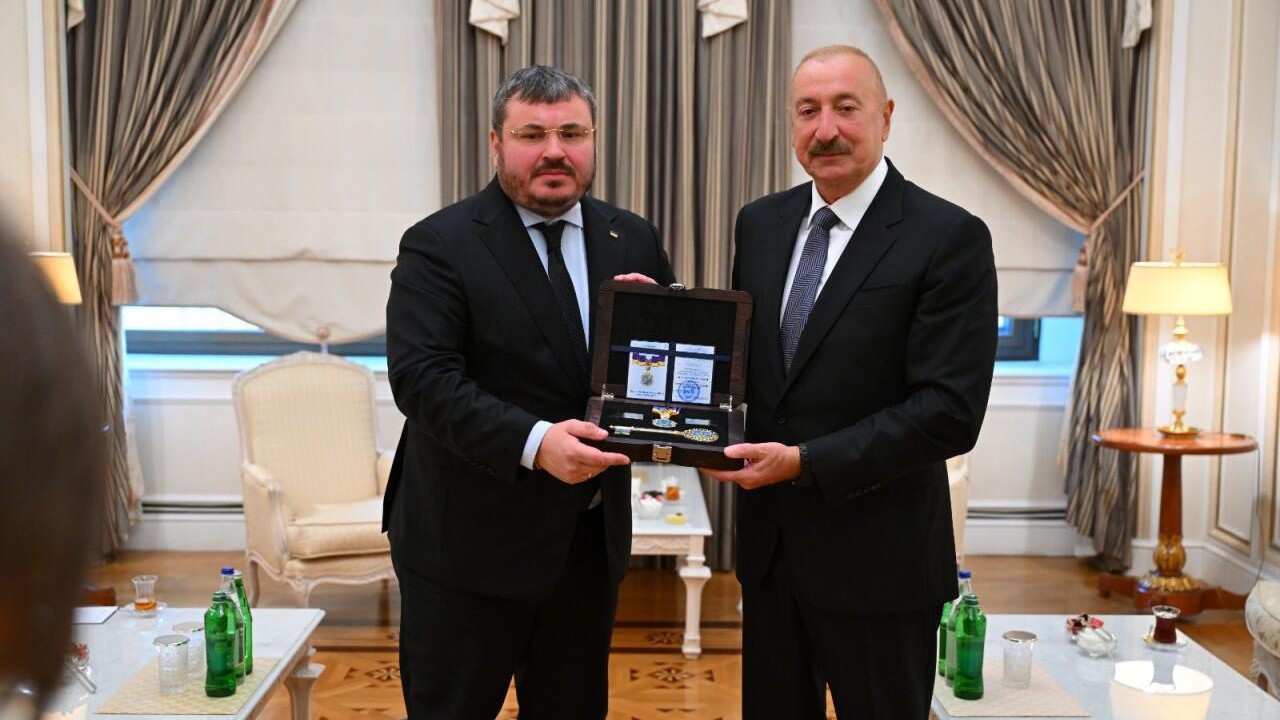 Prezident İlham Əliyevə “İrpin şəhərinin fəxri vətəndaşı” vəsiqəsi təqdim edilib