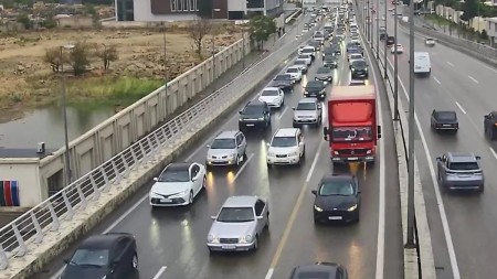 Bakıda yağışlı havada tıxac olan yollar açıqlanıb