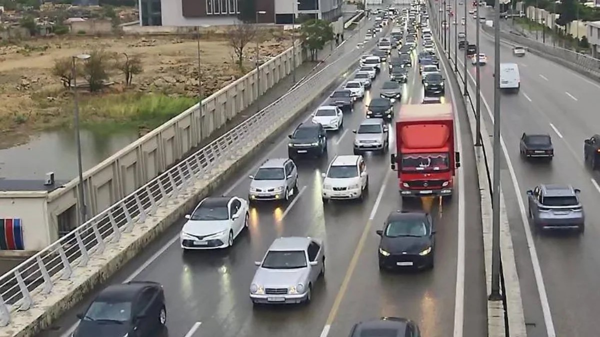 Bakıda yağışlı havada tıxac olan yollar açıqlanıb