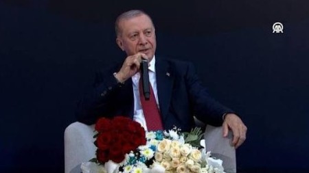 Ərdoğanın ifasında "Uzun İnce Bir Yoldayım" - VİDEO