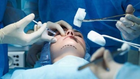 Qanunsuz plastik əməliyyat edən iki həkim cəzalandırıldı